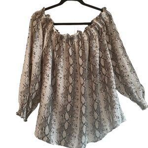 Rue21 woman’s shirring neckline top, size 3X